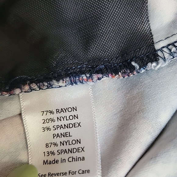 Coral Bay Shorts Stretchy Size 18W Red White Blue EUC - Picture 11 of 11